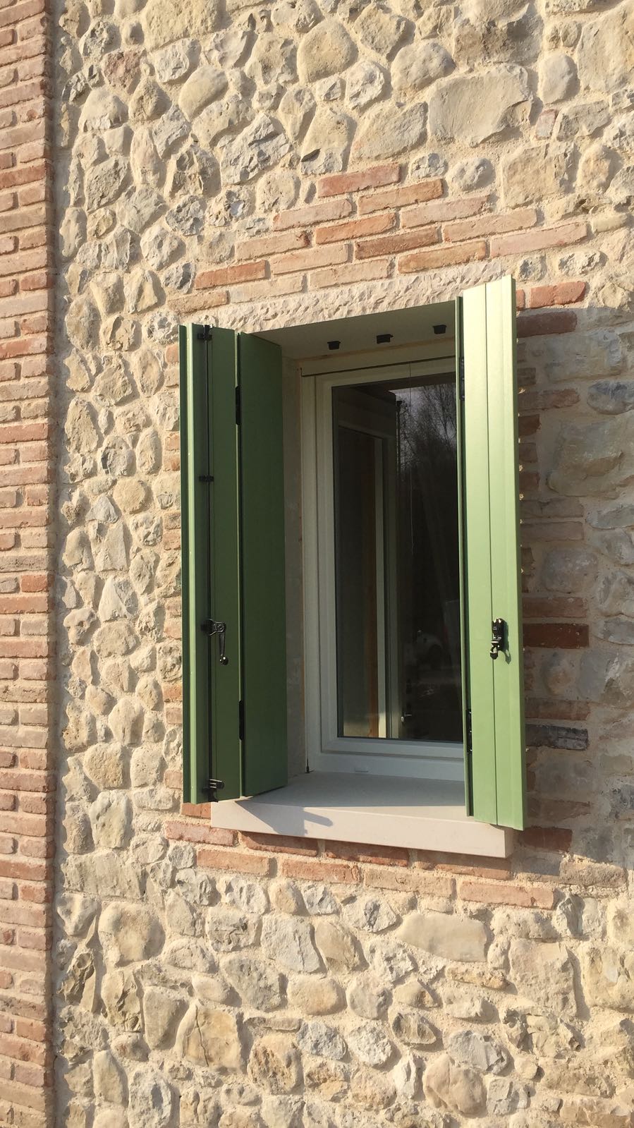 Scuro in PVC a Libro (alla Padovana e ante intere con o senza Telaio)